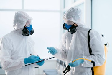 Profesyonel dezenfektan ekibi yapılan işin kaydını tutuyor. .