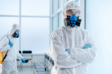 Hastane lobisinde kendinden emin bir dezenfektan duruyor. .