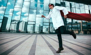 Sıhhiyeci süper kahraman hasta şehir sakinlerine koşuyor..