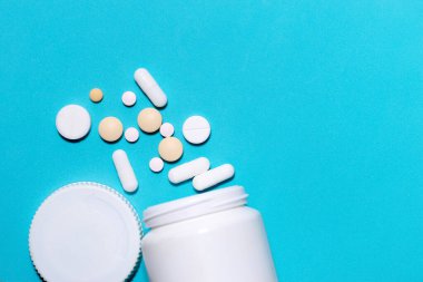 Mavi arka planda haplar ve haplar .