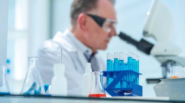 Kapat. Bilim adamı laboratuvarda araştırma yapıyor..