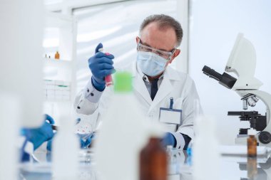 Bilim adamı laboratuarda bilimsel bir deney yürütüyor..