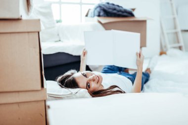 Evinin projesiyle yerde yatan genç bir kadın..