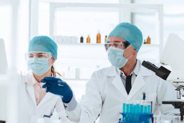 Laboratuvarda online verileri tartışan bir grup bilim adamı.