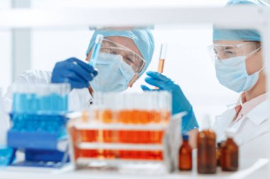 Kapat. Biyologlar kan testlerini laboratuvarda yaparlar. .