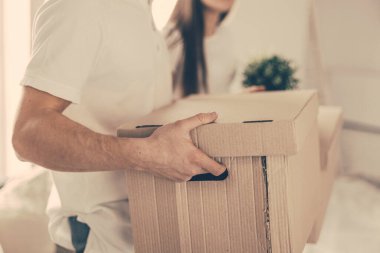 Kapat. Genç bir adamın ellerinde büyük bir karton kutu..