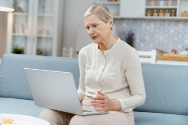 Yetişkin bir kadın doktoruyla iletişim kurmak için laptop kullanıyor. .