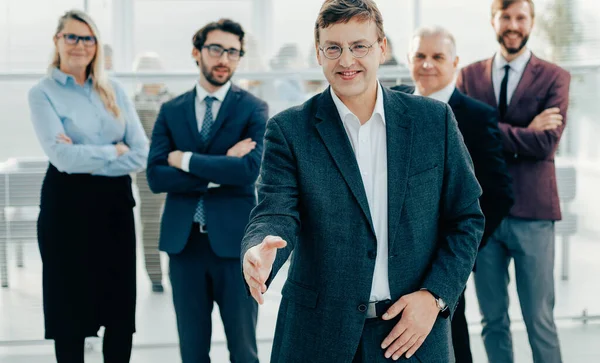 Succesvolle ondernemer steekt zijn hand uit voor een handdruk — Stockfoto