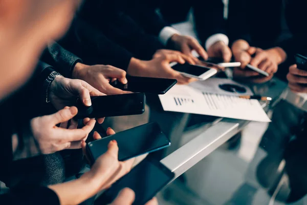 Equipe de negócios analisando dados financeiros. pessoas e tecnologia — Fotografia de Stock