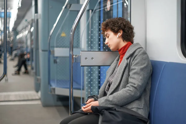 Müde Frau schlief während U-Bahn-Fahrt ein. — Stockfoto