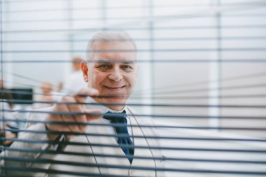Ciddi bir iş adamı pencereden bakıyor.