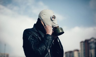 Kapat. Gaz maskeli sıradan bir adam.