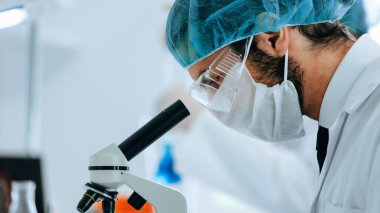 Laboratuvar asistanı laboratuarda testleri analiz ediyor..