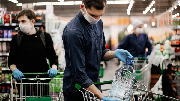 De près. un homme avec une bouteille d'eau potable — Photo