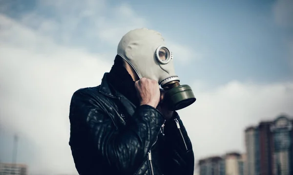 Close up. casual guy in a gas mask — Stock Photo, Image