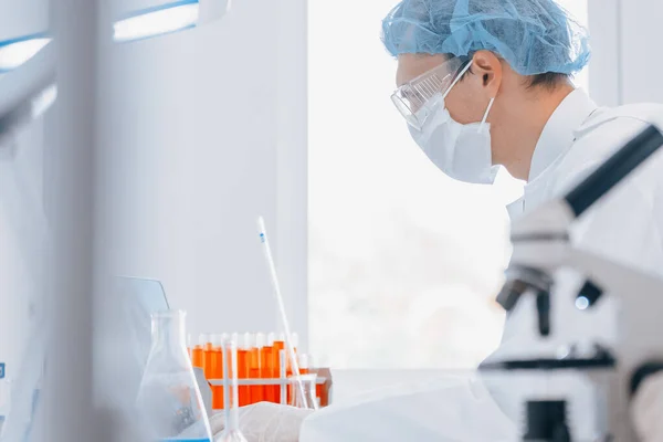 Fecha. cientista usando um microscópio no laboratório. — Fotografia de Stock