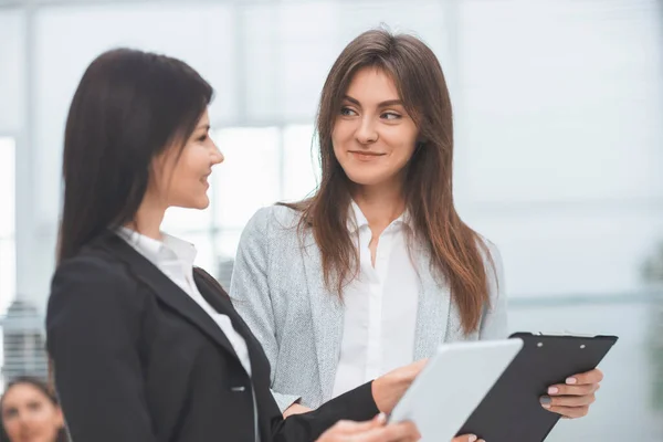 De cerca. consultor discutiendo un documento de negocios con el cliente — Foto de Stock