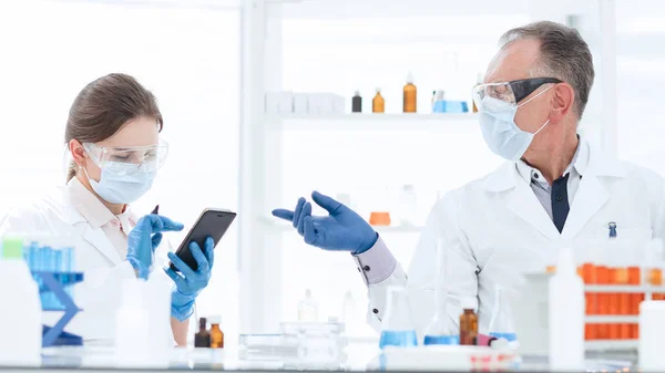 Cientista e assistente de laboratório trabalham em laboratório médico — Fotografia de Stock