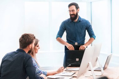 Gülümseyen iş adamı evrak çantasını çıkartıyor.