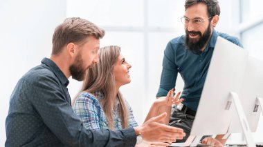 İş ekibi ofis toplantısında iş planını tartışıyor.