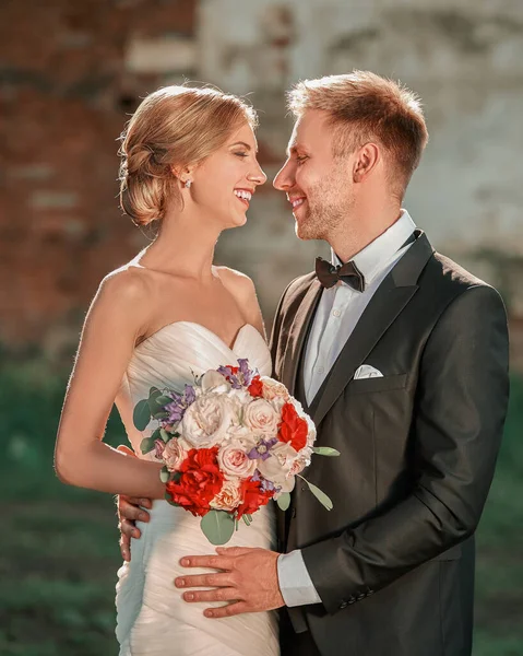 Närbild.porträtt av ett leende vackert par nygifta — Stockfoto