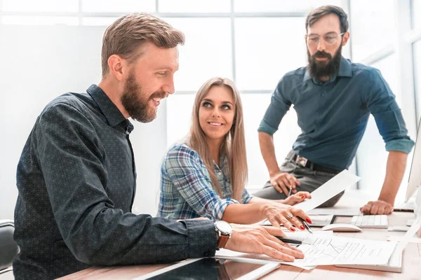 Professional staff checking the financial report in the office — Stock Photo, Image