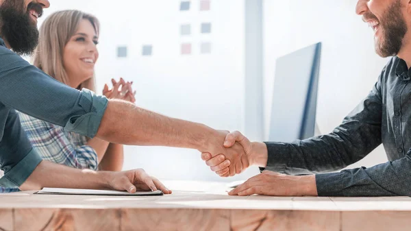 Partner commerciali sorridenti che si stringono la mano. concetto di partenariato — Foto Stock