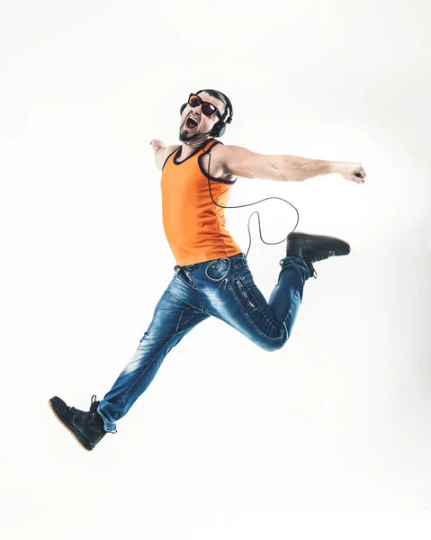 Эмоциональный и обаятельный парень - рэпер в наушниках берет танец — стоковое фото