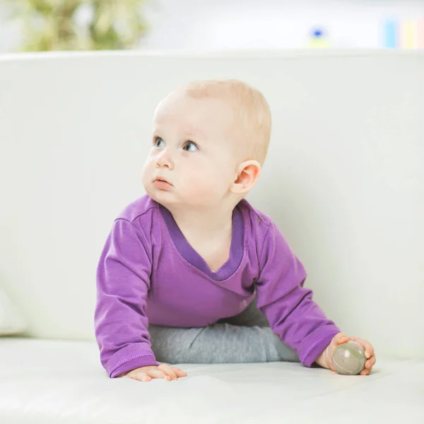 Retrato de una niña feliz de un año sobre un fondo de habitación de niños brillantes — Foto de Stock