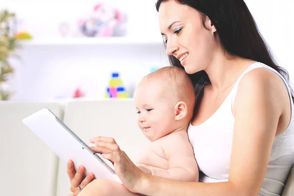 Madre e hijo bebé están buscando para jugar leer tableta — Foto de Stock