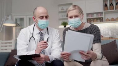 Doktor, reçeteleri hastayla tartışıyor..