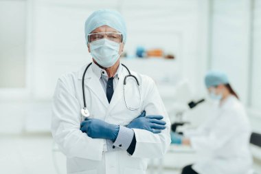 Kapat. Tıp laboratuarında doktorluk yapıyorum..