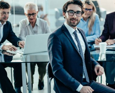 Genç şef iş ekibiyle toplantıda..