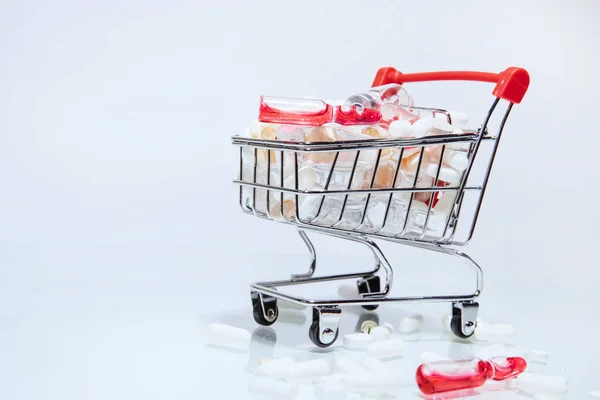 Afbeelding van een winkelwagentje met verschillende medicijnen. — Stockfoto