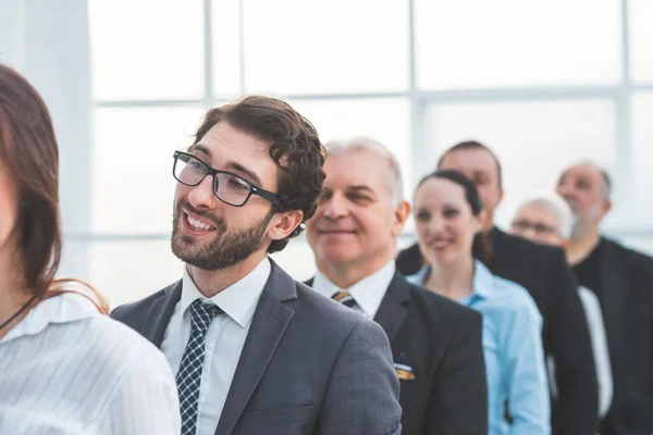 De cerca. grupo de empresarios diversos está esperando, de pie a su vez. — Foto de Stock