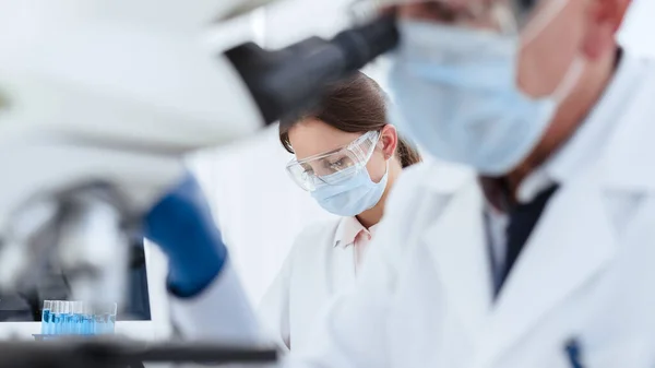 Imagen de un grupo de científicos que realizan investigaciones en un laboratorio médico. — Foto de Stock