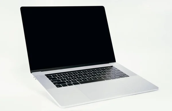Vicino. computer portatile aperto su uno sfondo bianco . — Foto Stock