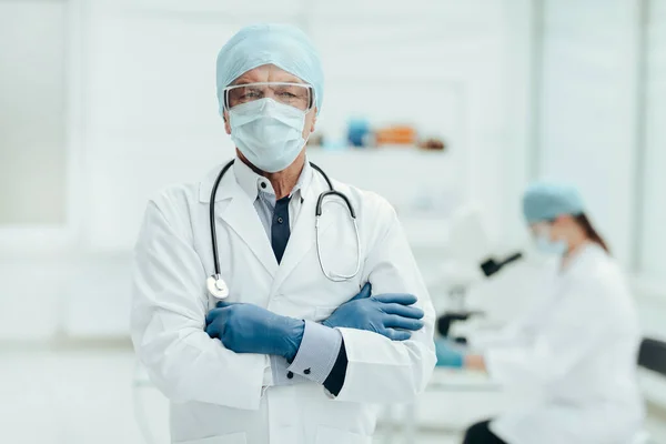 På nära håll. läkare som står i ett medicinskt laboratorium. — Stockfoto