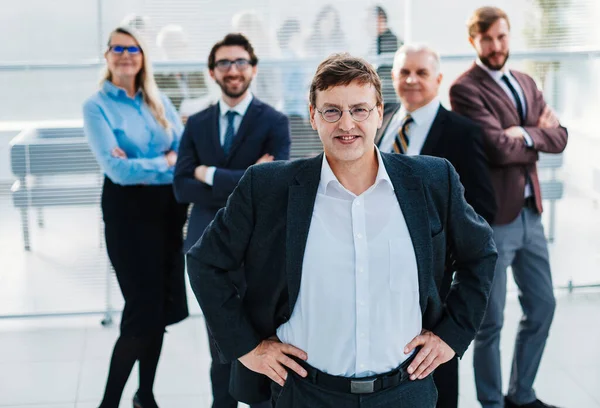 Zelfverzekerde zakenman op de achtergrond van een business team — Stockfoto