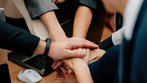 De cerca. equipo de negocios doblando sus palmas sobre el escritorio — Foto de Stock