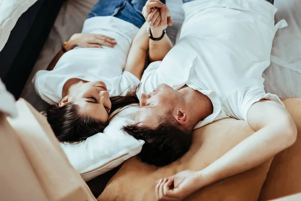 Fecha. feliz jovem casal deitado no chão na sala de estar . — Fotografia de Stock