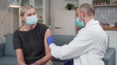 Doktor aşıyı daha sonra olgun bir kadının ön koluna enjekte eder..