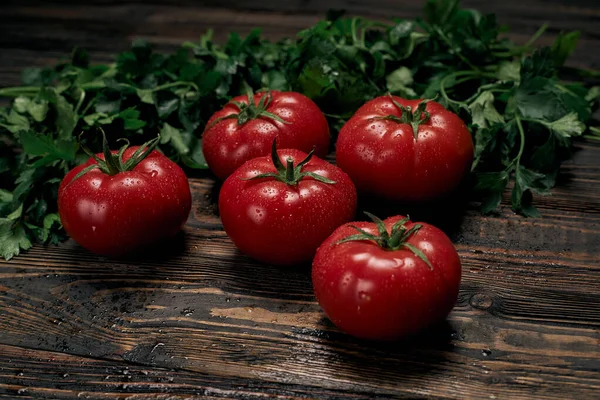 Modne saftige tomater på et træbræt. - Stock-foto