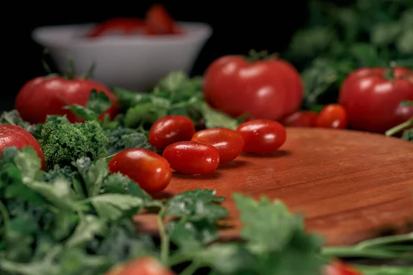 Imagen de fondo de tomates en un tablero de cocina de madera. — Foto de Stock