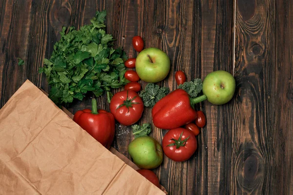 Bolsa de papel de verduras en una mesa de madera . — Foto de Stock