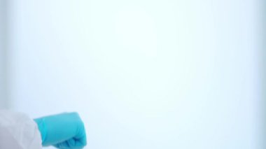 Koruyucu giysili iki meslektaş başarılarını göstermek için hareket ediyorlar..