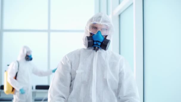 Doctor in a biohazard suit is looking sternly at you. — Stock Video