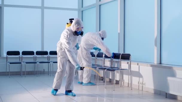 Tým dezinfektorů pracující v kancelářské budově. — Stock video