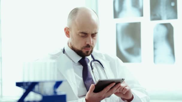 Lekarz wypisujący receptę za pomocą tabletu cyfrowego. — Wideo stockowe