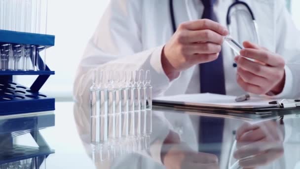 Lékařský vědec registruje vzorky nové vakcíny. — Stock video